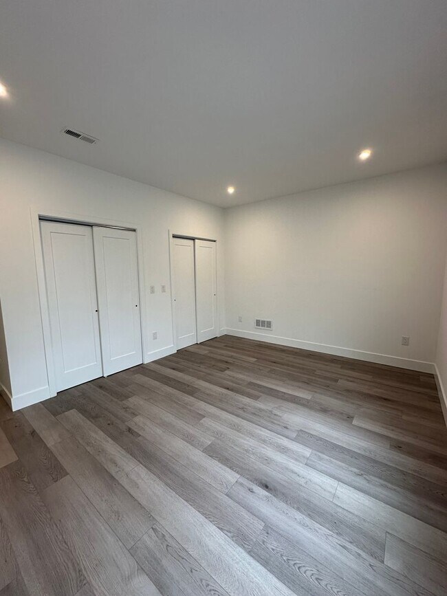 Building Photo - Recently Constructed, Modern 3 Bed / 3 Bath Bi Level Apartment Near Temple — Private Rooftop + Ba...