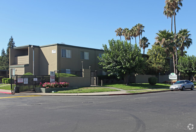 Primary Photo - Emerald Estates Apartments