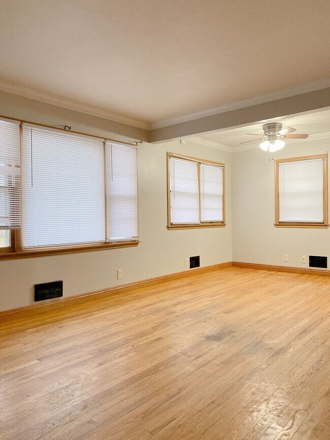 Building Photo - Beautiful 3 bed 1 bath house, over sized driveway, garage and fenced in back yard $1,695  [Move-i...