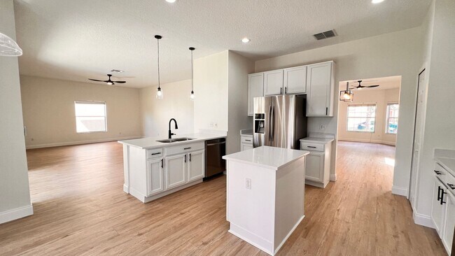 Building Photo - AWESOME 4BD/3BA in Orlando!!!