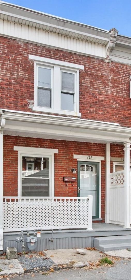 Building Photo - Bright 2 Bedroom, 1.5 Bath Home in Allison Hill!