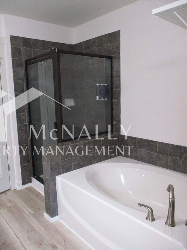 Building Photo - Spacious 3 Bedroom 3 Bath Home with Modern Amenities