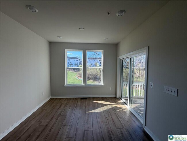 Building Photo - 4960 Brookside Ct