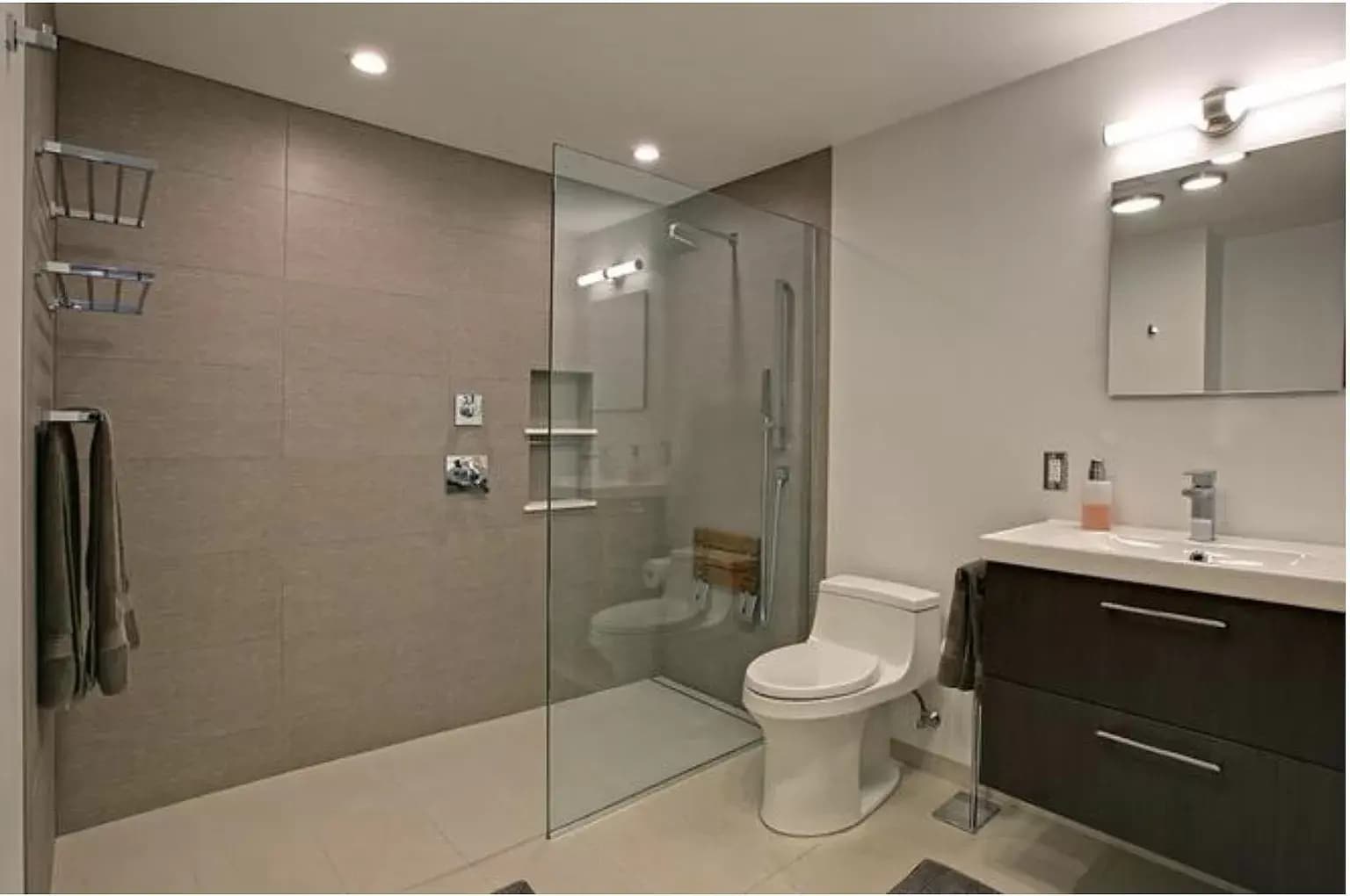 Building Photo - 3704 N Longview Ave