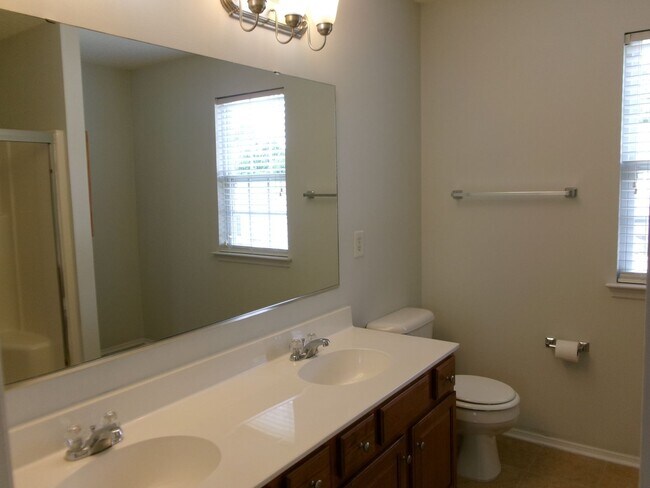 Building Photo - 3 bedroom, 2.5 bath home located in Bellegrove Preserve