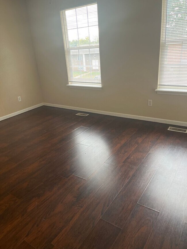 Building Photo - 725 Demaret Dr