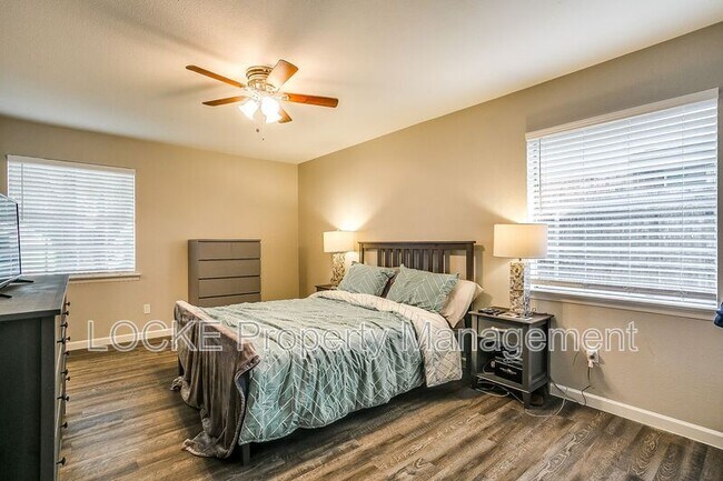 Building Photo - 512 Stallion Ln