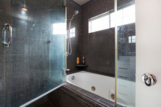 Building Photo - 10557 Helendale Ave