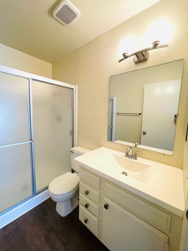 Building Photo - Spacious 2-bedroom, 2-bathroom condo featu...