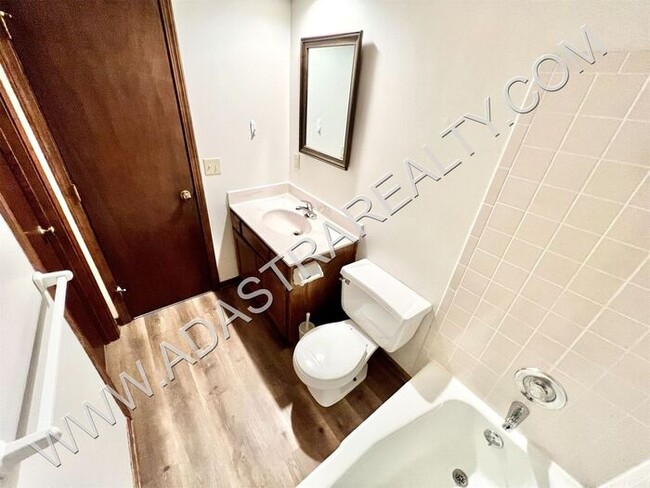 Building Photo - Spacious Duplex in Blue Valley-Available NOW!!