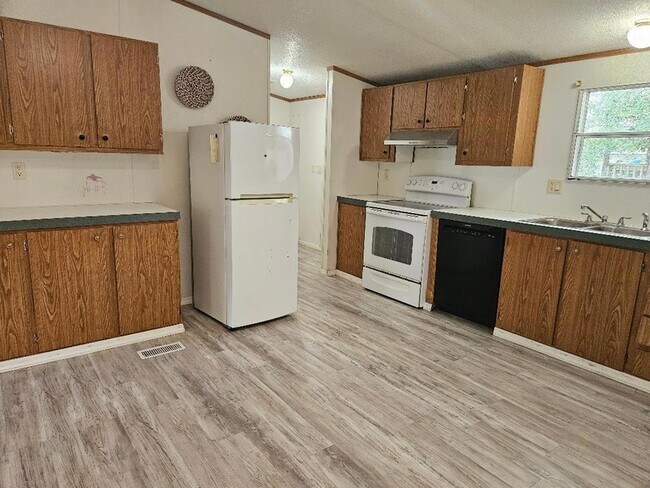 Building Photo - 127 Iroquois Dr