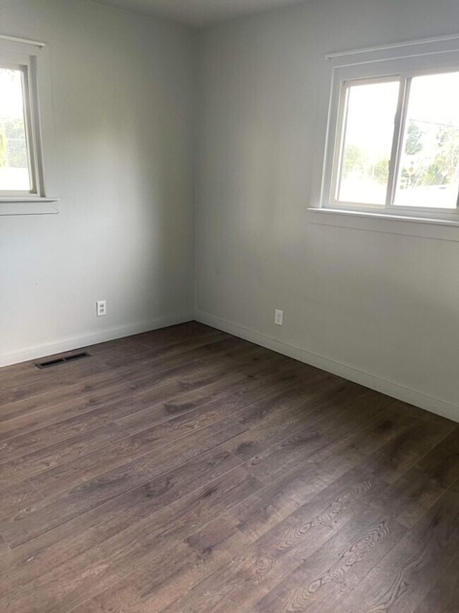 Building Photo - COZY 3 BED, 1 BATH HOUSE WITH FENCED IN BACKYARD LOCATED IN VINE GROVE