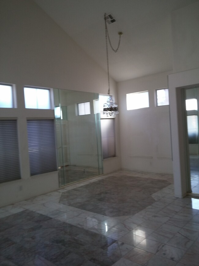 Building Photo - BEAUTIFUL 4 BEDROOM 3 BATHROOM 3 CAR GARAG...