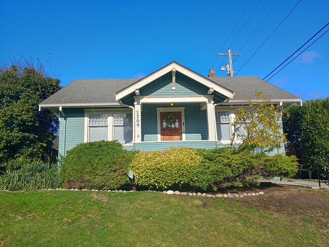 Building Photo - 1209 32nd St