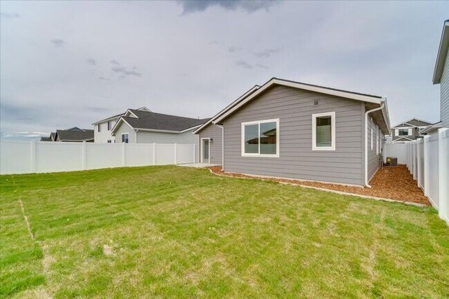 Building Photo - Charming 3 Bed and 2 Bath Home