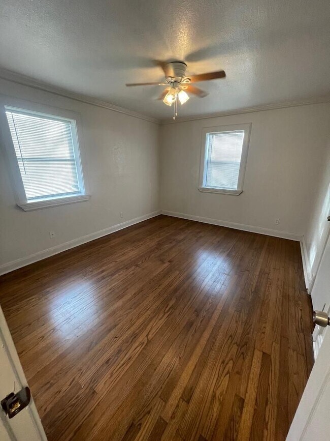 Building Photo - 1 Bed 1 Bath Duplex For Lease!