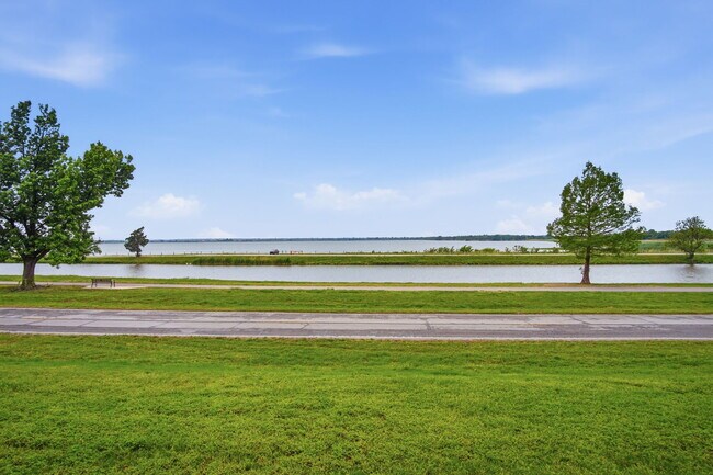 Building Photo - 3717 N Eagle Ln