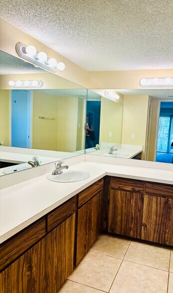 Master Bath - 2208 Bahia Vista St