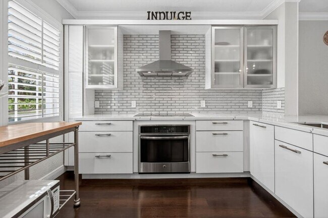 Building Photo - 203 E Thatch Palm Cir