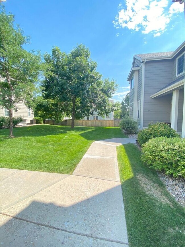 Building Photo - 3 Bedroom 2.5 Bath Townhome with 1 car gar...