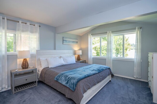 Building Photo - SHORT TERM LEASES! 1-6 months - 3-Bedroom ...