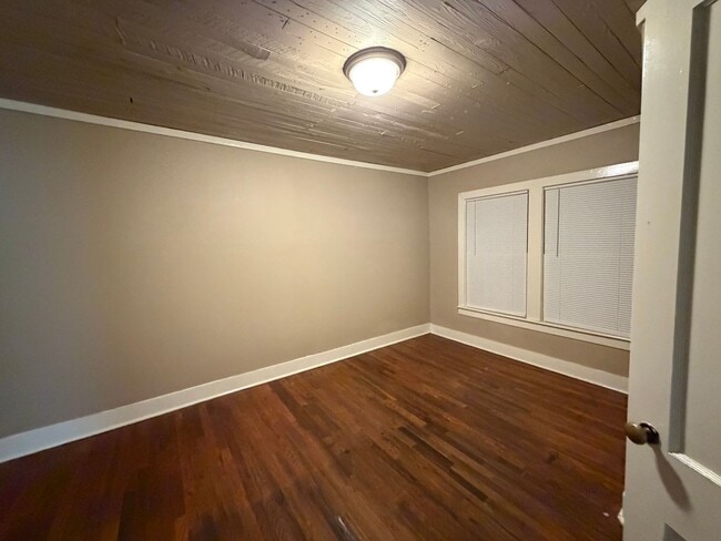 Building Photo - Downtown Cozy Apartment!
