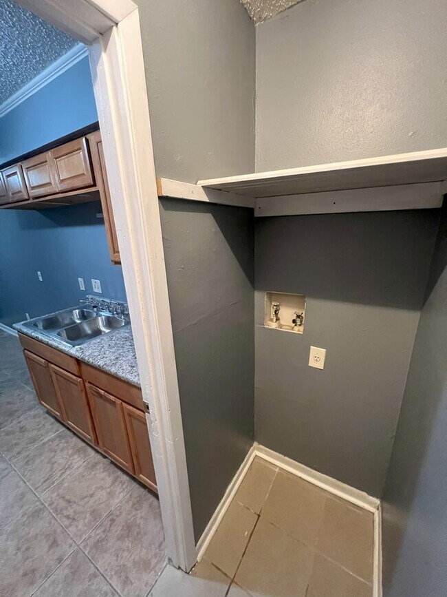 Building Photo - Move in Special!!!!!! Newly renovated 2 Be...