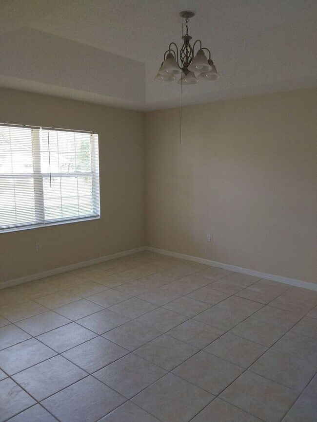 Building Photo - Beautiful 3 Bedroom + Den, 2 Bathroom Home...