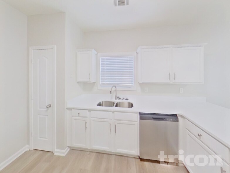 Building Photo - 383 Oakhaven Way