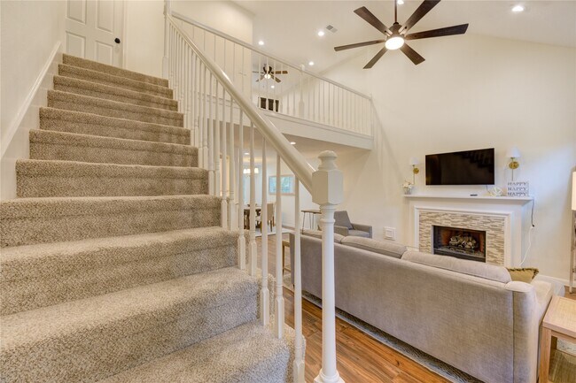 Building Photo - 56 E Village Knoll Cir