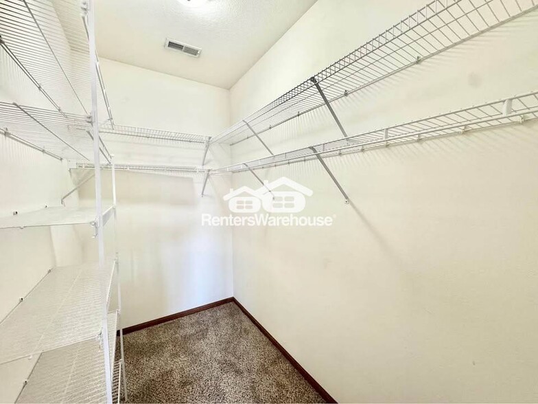 Building Photo - 1624 NW Prairie Lakes Dr