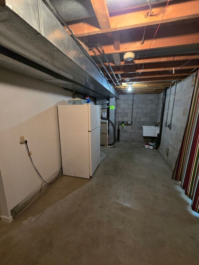 Building Photo - Spacious 3-bedroom Hampton townhome
