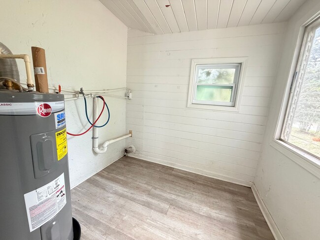 Building Photo - Available Now! 2 Bed, 1 Bath Duplex