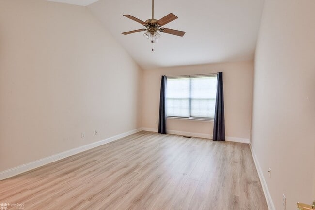 Building Photo - Beautifully maintained, energy-efficient f...