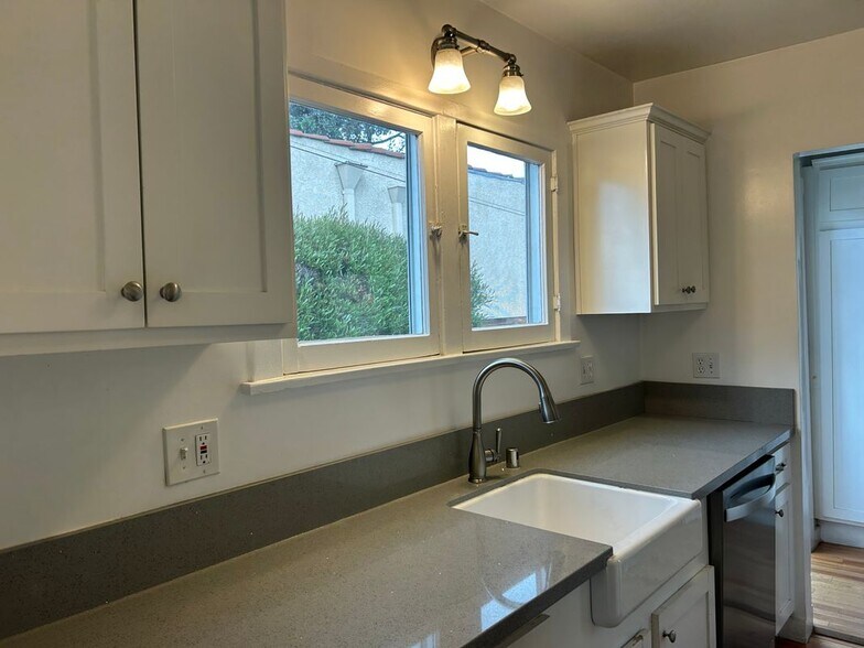 Building Photo - 2834 Denby Ave