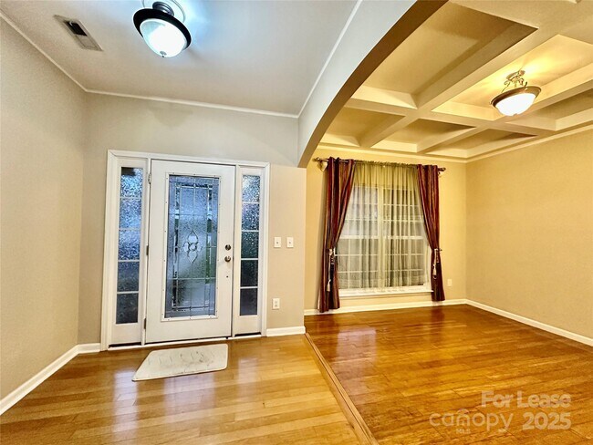 Building Photo - 1913 Thorn Crest Dr