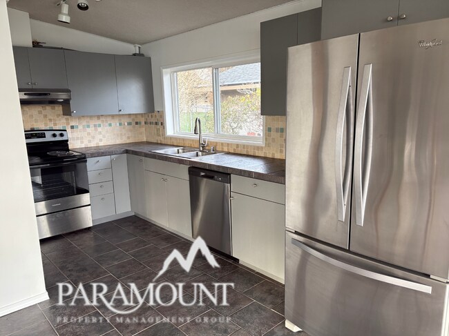 Building Photo - Cozy and centrally located waterfront views!