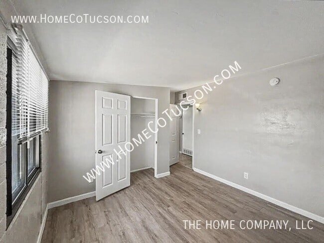 Building Photo - 410 W Calle Antonia