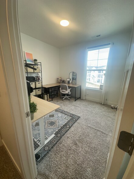 Building Photo - 938 W Coral Charm Wy
