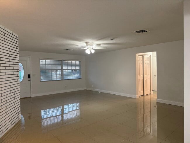 Building Photo - 1481 Barry St