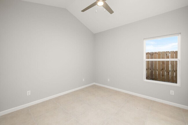 Building Photo - 708 Oriole Rd
