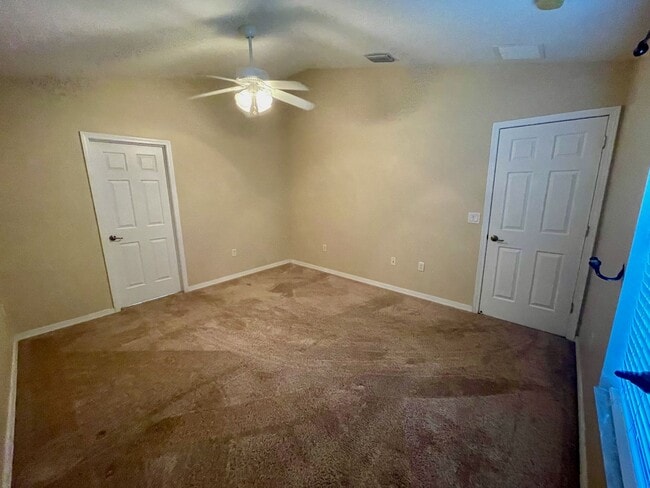 Building Photo - Beautiful 3/2 Fenced in Single Family Home...