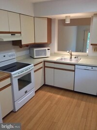Building Photo - 8911 Oakwood Way