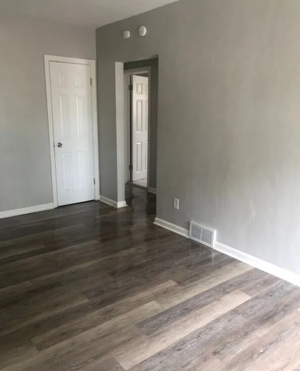 Building Photo - 529 E 7th St