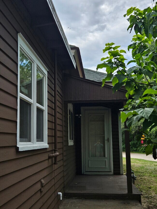 Building Photo - 1250 N Jefferson Ave