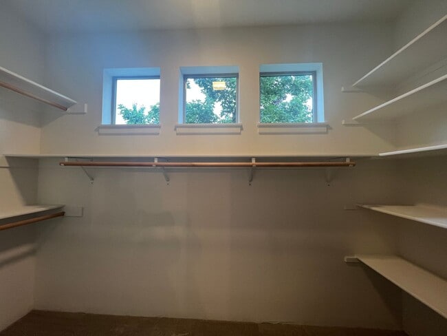 Building Photo - Contemporary 3/2.5 Talent home in Central Location | Available Now