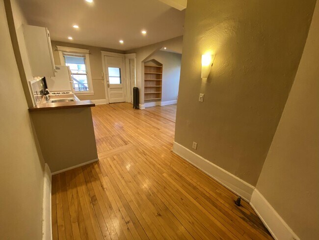 Building Photo - Rear entry private Second floor 1 Bed 1 Bath Historic Preserved Douglas Apartments in Desirable L...