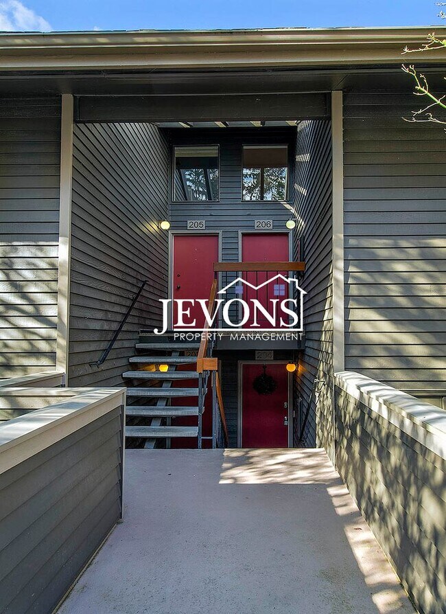 Building Photo - Top-floor 2-level condo with brand-new kit...