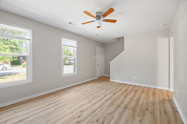 Building Photo - Completely Renovated 4 Bedroom/2 Bath Property off of Staples Mill Rd.! ****Available Beginning o...