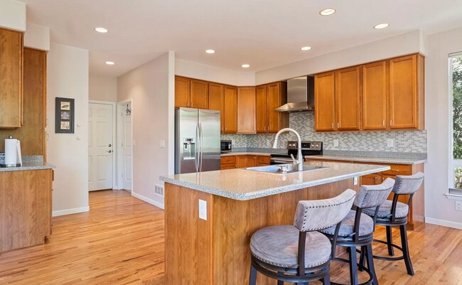 Building Photo - Huge room in a large shared home, private ...